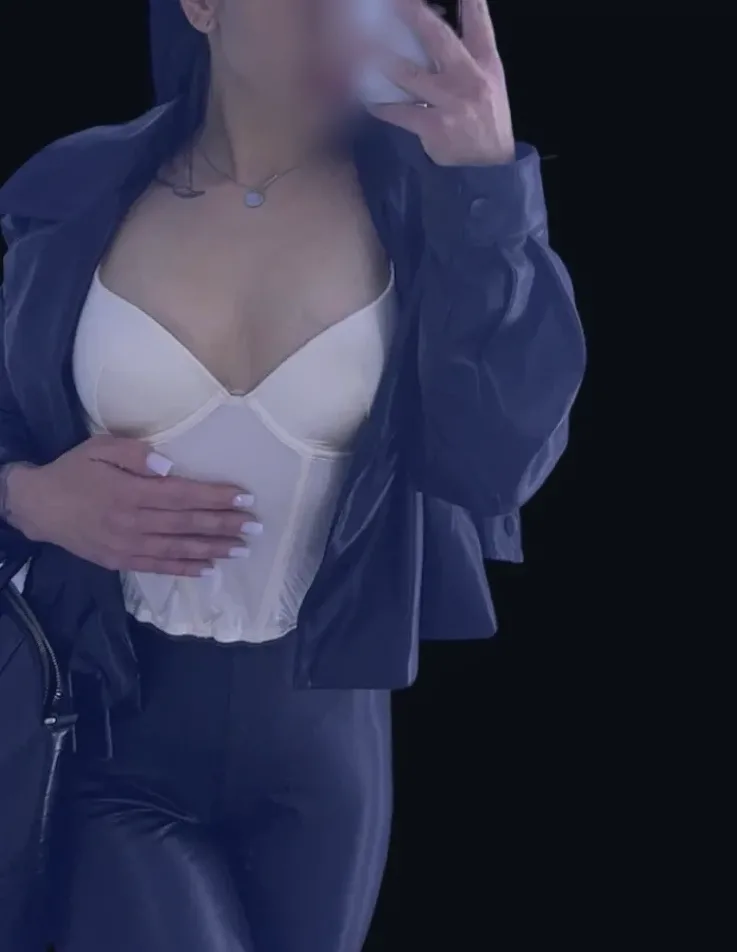 Lucia, 24